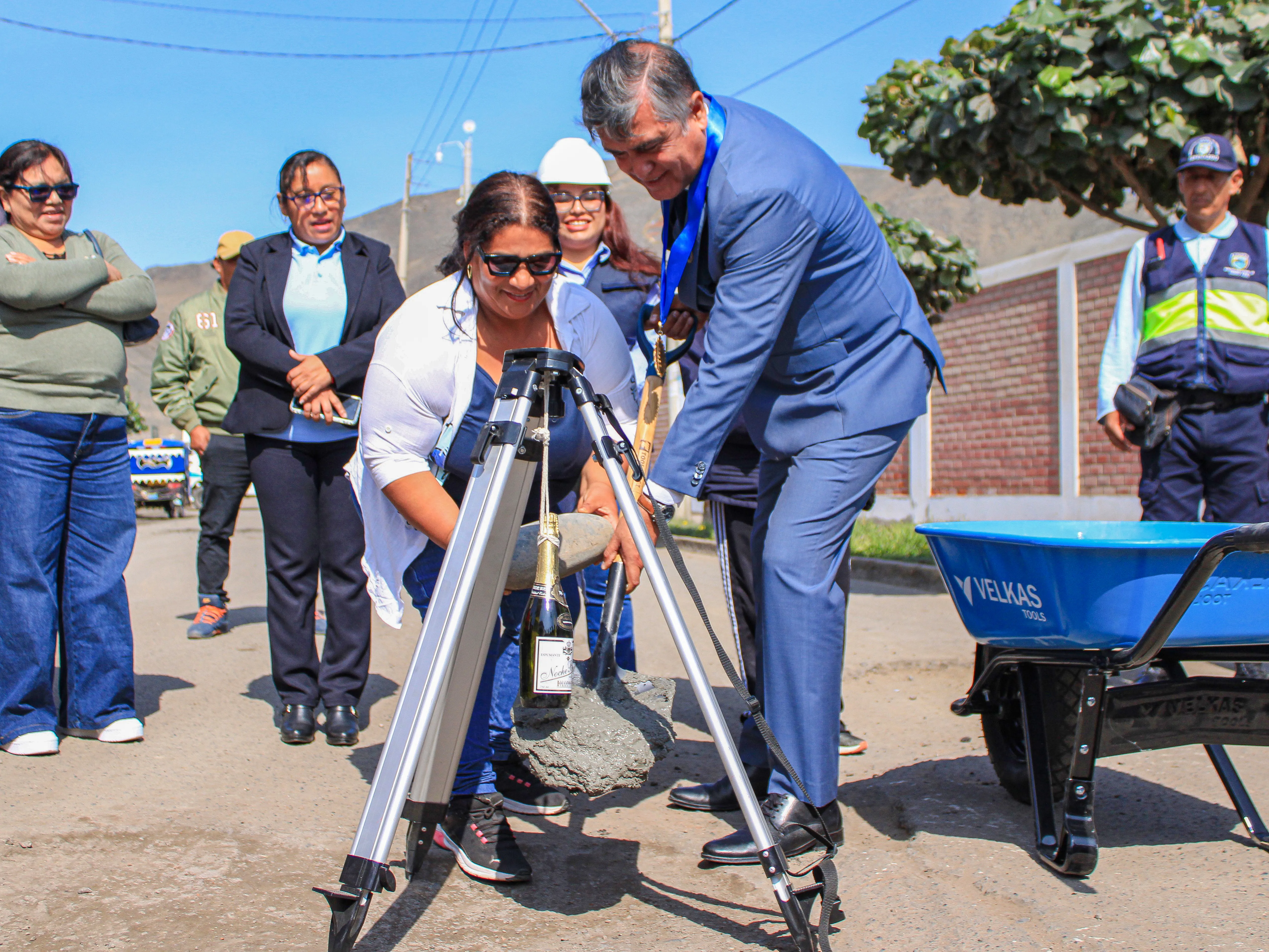 Primera Piedra de la Obra de Transitabilidad en el Cercado de Cerro Azul